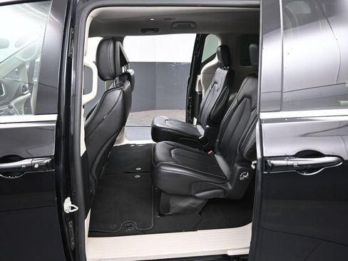 Used 2024 Chrysler Pacifica Touring-L FWD image 26