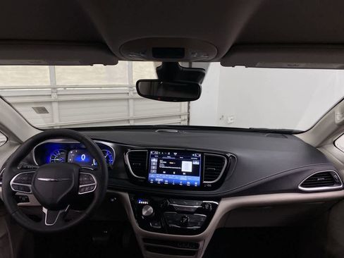 Used 2024 Chrysler Pacifica Select image 13