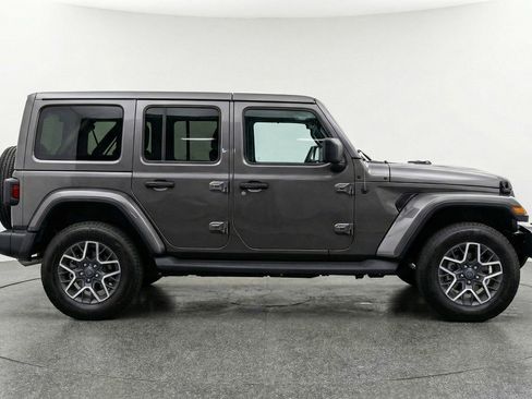 Used 2025 Jeep Wrangler Sahara image 11