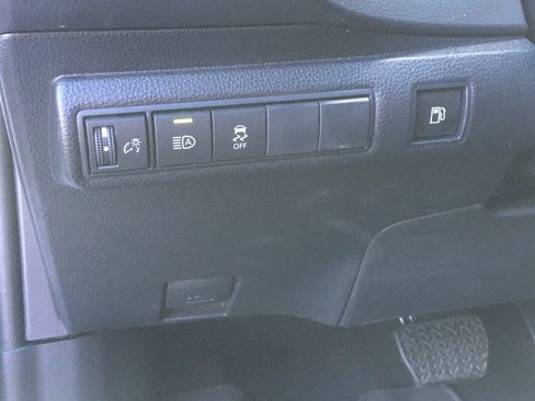 Used 2025 Toyota Corolla SE AWD/4WD image 18
