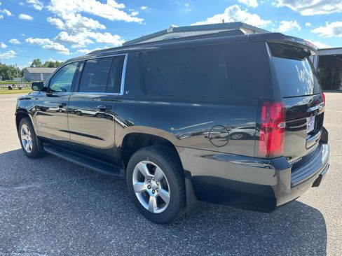 Used 2020 Chevrolet Suburban LT w/ Luxury Package AWD/4WD image 4