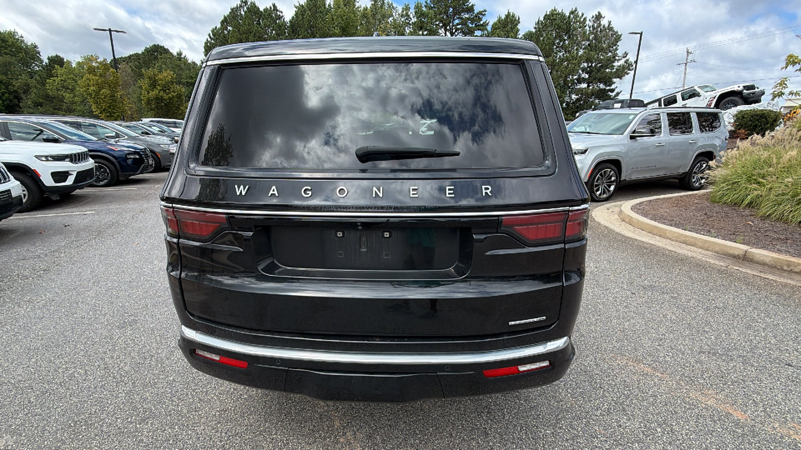 Used 2024 Jeep Wagoneer L Series II w/ Flexible Seating Group AWD/4WD image 9
