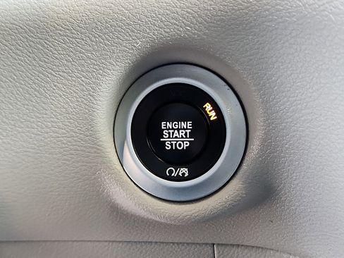 Used 2023 Chrysler Pacifica Touring-L image 20