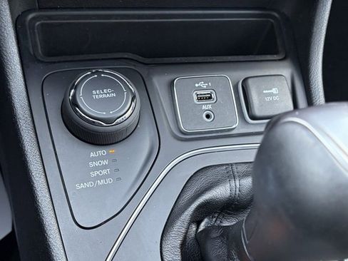 Used 2021 Jeep Cherokee Latitude Plus w/ Sun & Sound Group image 23