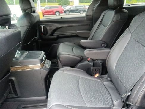 Used 2025 Toyota Sienna Platinum AWD/4WD image 28