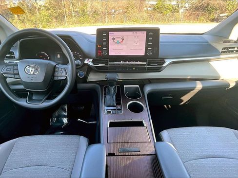 Used 2022 Toyota Sienna LE image 8