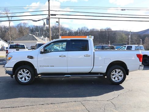 Used 2017 Nissan Titan SL image 4