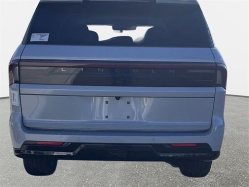 New 2025 Lincoln Navigator Reserve image 9