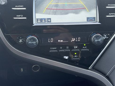 Used 2018 Toyota Camry XSE image 11