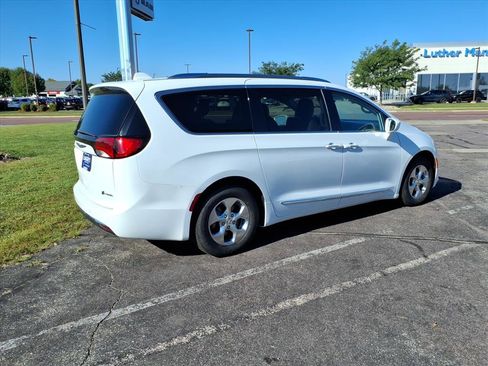 Used 2018 Chrysler Pacifica Touring-L image 3
