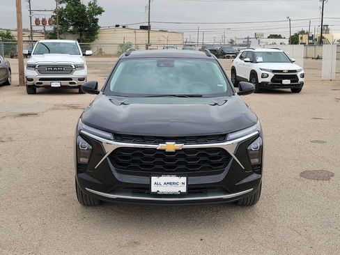 Used 2025 Chevrolet Trax LT FWD image 3