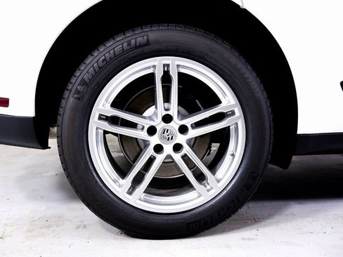 Certified 2025 Porsche Macan image 20