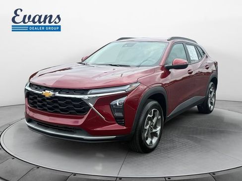 Used 2025 Chevrolet Trax LT FWD image 1
