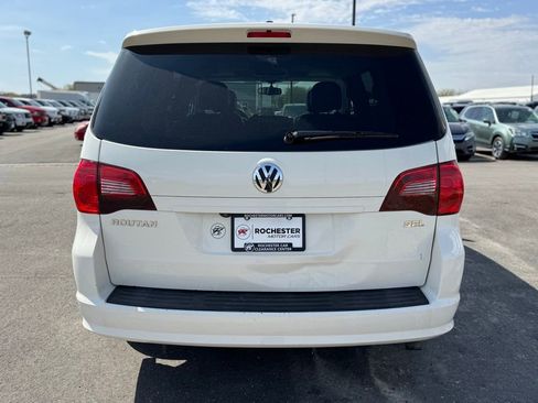 Used 2010 Volkswagen Routan SEL FWD image 41