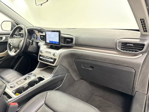 Used 2020 Ford Explorer XLT w/ Equipment Group 202A AWD/4WD image 32