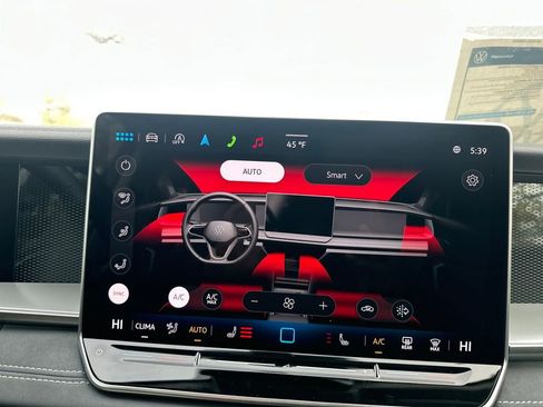 New 2025 Volkswagen Tiguan SE image 18