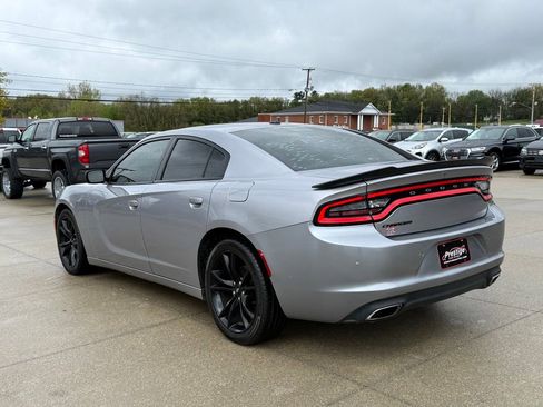 Used 2018 Dodge Charger SXT w/ Blacktop Package RWD image 4