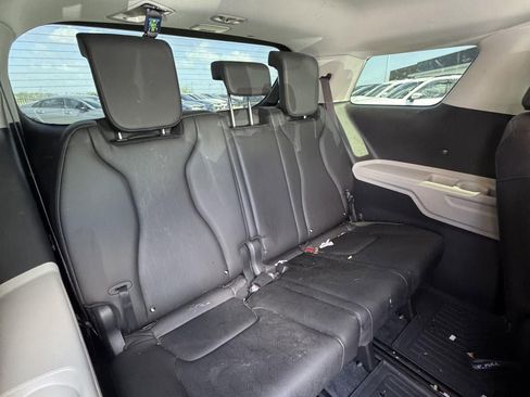 Used 2024 Kia Carnival LX FWD image 11