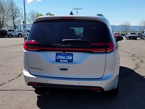 New 2026 Chrysler Pacifica Select FWD image 7