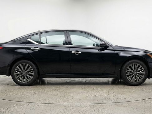 Used 2025 Nissan Altima 2.5 SV image 11