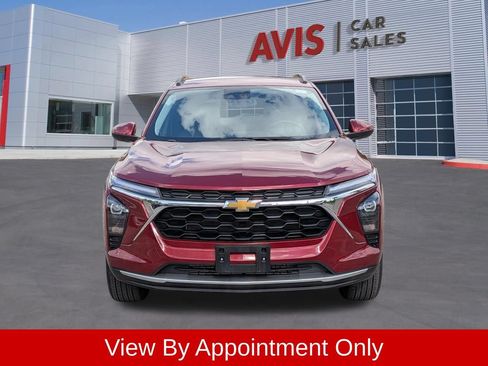 Used 2025 Chevrolet Trax LT w/ LT Convenience Package FWD image 2