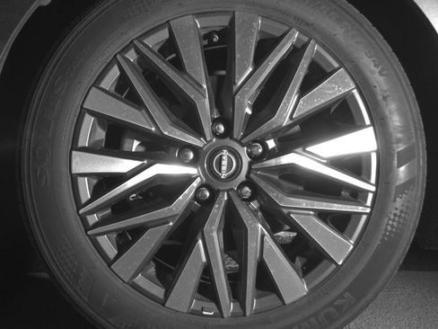 Used 2025 Nissan Altima 2.5 SV FWD image 12