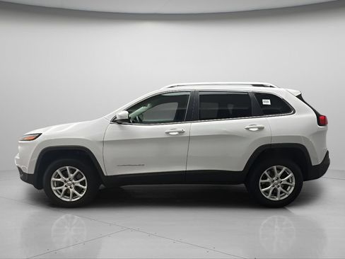 Used 2016 Jeep Cherokee Latitude w/ Cold Weather Group AWD/4WD image 3