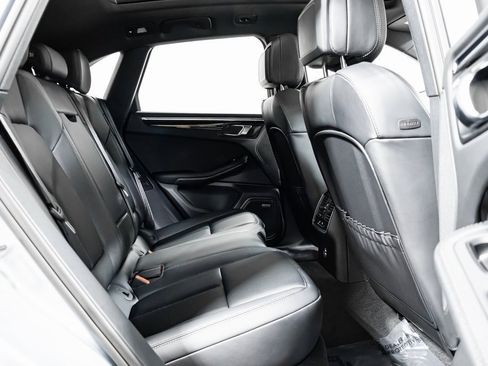 Certified 2025 Porsche Macan image 18