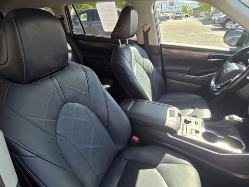 Used 2021 Toyota Highlander Platinum image 13