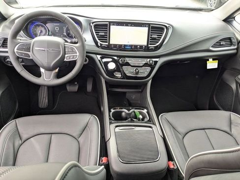 New 2026 Chrysler Pacifica Limited w/ Trailer Tow Group image 28