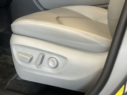 Used 2022 Toyota Highlander XLE AWD/4WD image 13