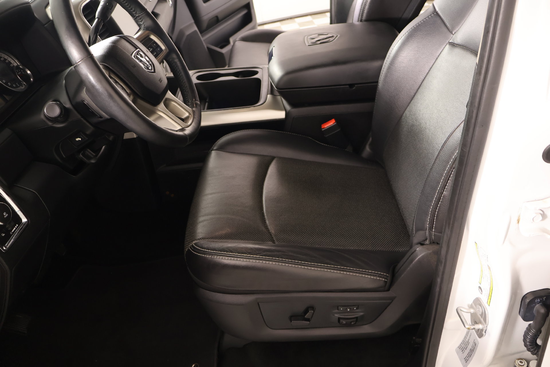 Used 2016 RAM 2500 Laramie w/ Sport Appearance Group AWD/4WD image 12