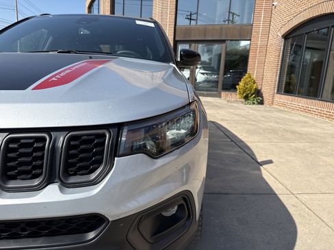 Used 2025 Jeep Compass Trailhawk AWD/4WD image 10