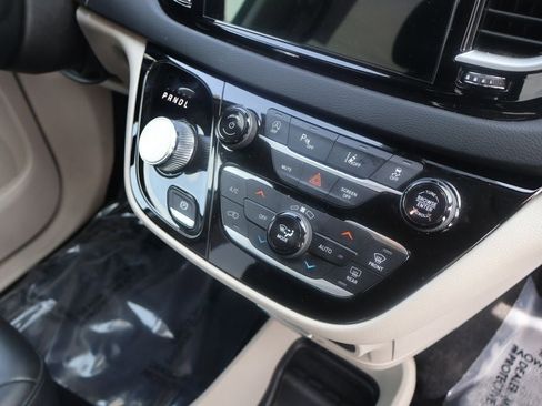 Used 2023 Chrysler Pacifica Touring-L image 11