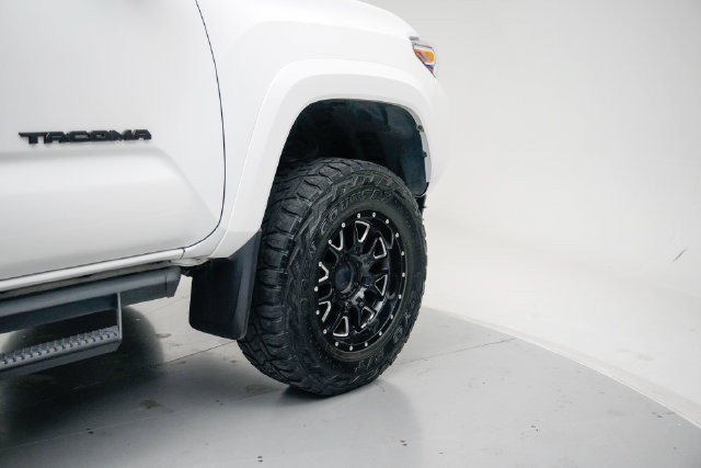 Used 2021 Toyota Tacoma TRD Sport w/ TRD Premium Sport Package AWD/4WD image 11