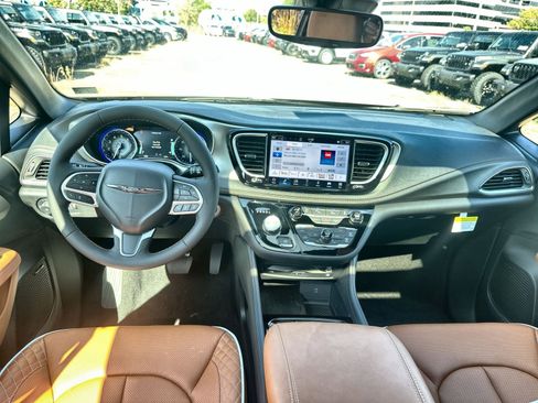 New 2026 Chrysler Pacifica Pinnacle image 23