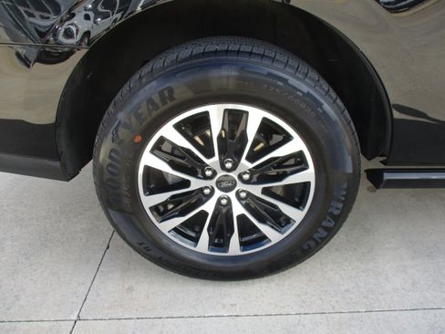 Used 2025 Ford Expedition Platinum image 13