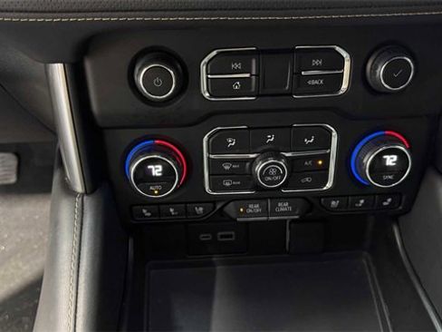 Used 2024 Chevrolet Suburban Premier w/ Premium Package 2 image 28