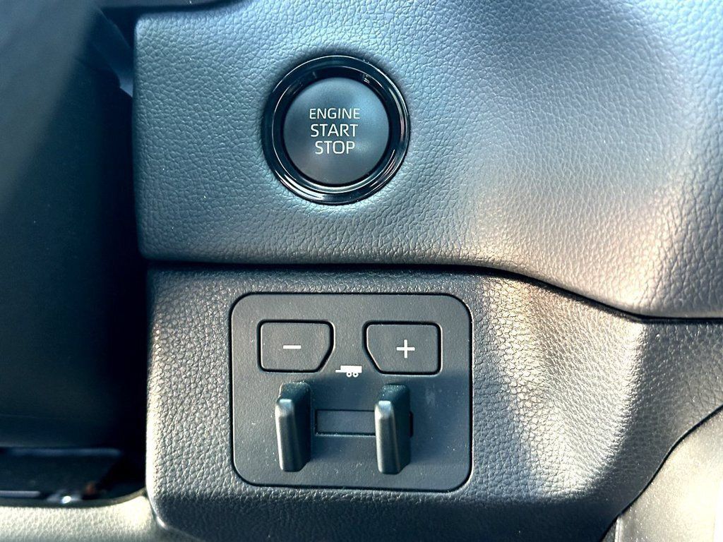 Used 2025 Toyota Tundra Limited AWD/4WD image 14