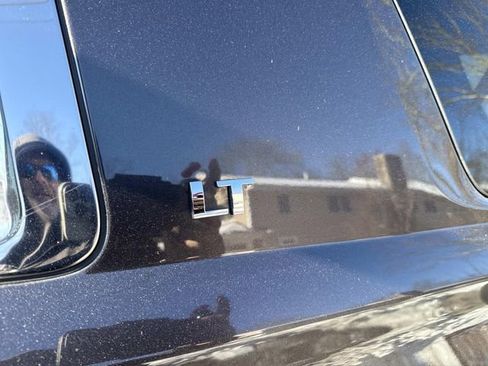 Used 2018 Chevrolet Suburban LT image 18