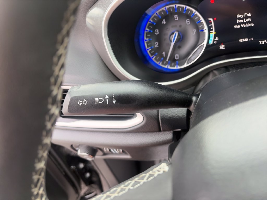 Used 2025 Chrysler Pacifica Select FWD image 33
