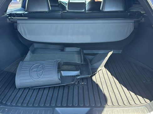 Used 2023 Toyota Venza XLE image 29