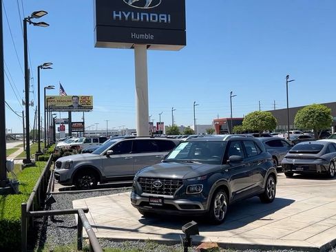 Certified 2025 Hyundai Venue SEL FWD image 37