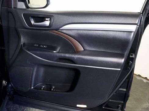 Used 2016 Toyota Highlander XLE image 36