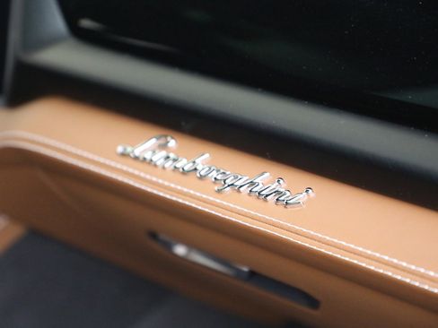 Used 2025 Lamborghini Urus SE AWD/4WD image 28