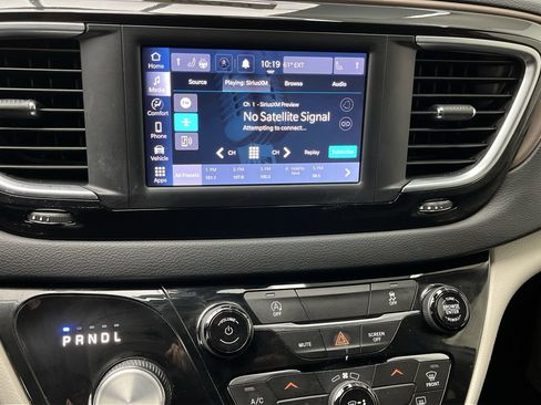 Used 2023 Chrysler Voyager LX image 17