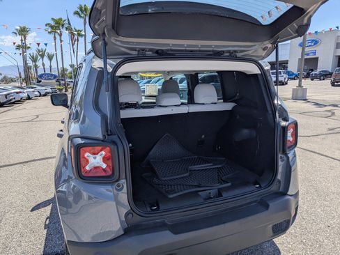 Used 2022 Jeep Renegade Latitude AWD/4WD image 4
