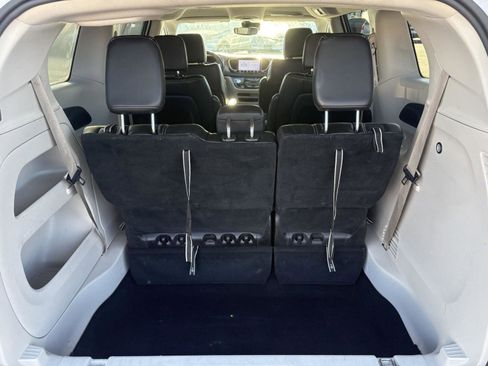 Used 2023 Chrysler Pacifica Touring-L image 26