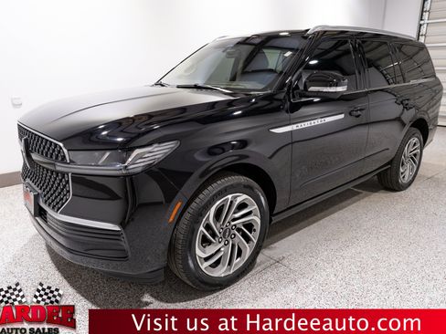 Used 2025 Lincoln Navigator Reserve AWD/4WD image 2