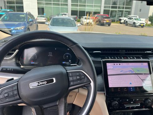 Used 2022 Jeep Grand Cherokee Limited w/ Luxury Tech Group II AWD/4WD image 9